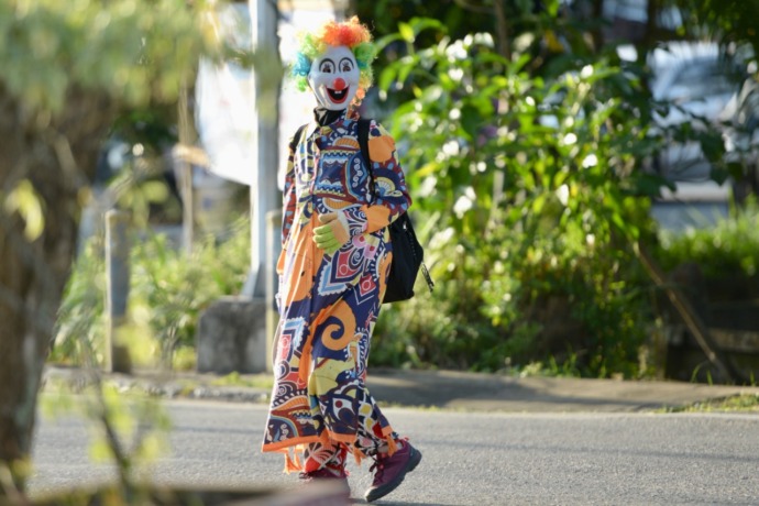 AKSI BADUT: Sejumlah badut dengan aneka kostum mengamen di sejumlah lokasi di Pontianak, seperti di Jalan Gusti Hamzah, Jalan Sutan Syahrir, Simpang Empat Ali Anyang dan SPBU jalan Ahmad Dahlan. Sebagian besar dari mereka merupakan warga luar Kalbar yang