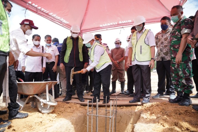 BATU PERTAMA: Wabup meletakkan batu pertama pembangunan tribun MTQ di Tayan Hulu. (DISKOMINFO FOR PONTIANAK POST)