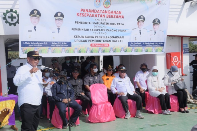 KESEPAKATAN BERSAMA : Penandatanganan kesepakatan antara Pemkab KKU dengan KKR di Perbatasan  Kecamatan Seponti, dengan Desa Sumber Agung, Kecamatan Batu Ampar, Rabu (23/2). (Prokopim untuk Pontianak Post)