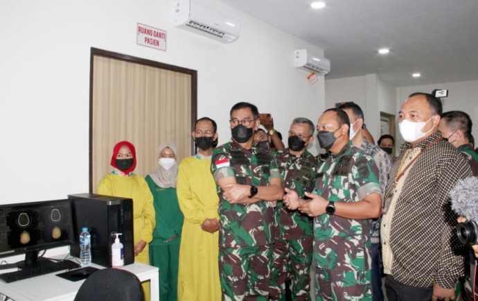 CT-SCAN: Pangdam XII Tanjungpura, Mayjen TNI Sulaiman Agusto meresmikan sekaligus memantau mulai beroperasinya pelayanan MRI dan CT-Scan di Rumkit Kartika Husada. (IST)