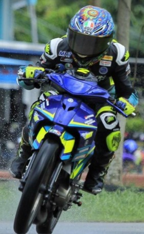 Syarif Machmud Alkadrie saat melakukan latihan di sirkuit balap motor Sultan Syarif Abdurrahman Pontianak. (Istimewa)