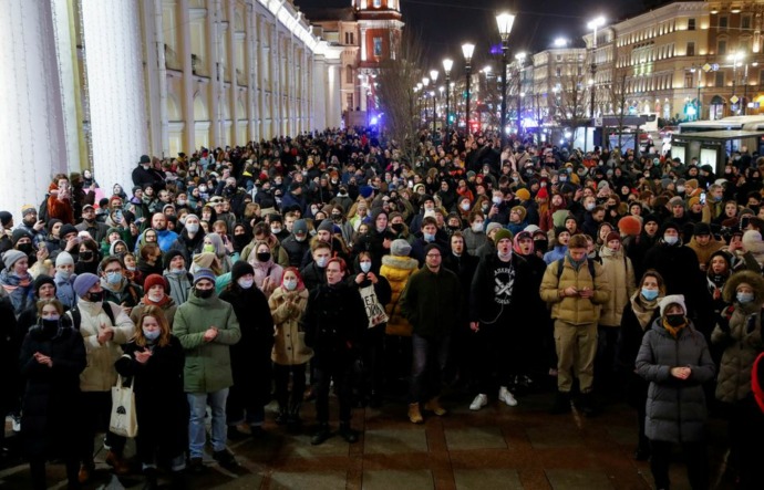 ANTI PERANG: Warga menghadiri unjuk rasa anti perang di Saint Saint Petersburg, Russia (24/2), setelah Presiden Rusia Vladimir Putin memerintahkan operasi militer di Ukraina. (REUTERS/Anton Vaganov)