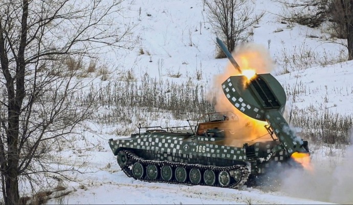 SIAP MENYERANG: Konvoi sejumlah tank Rusia bersiap melancarkan serangan darat ke Ukraina. Selain serangan darat, Rusia juga menembakkan rudal ke sejumlah fasilitas militer Ukraina. KEMENTERIAN PERTAHANAN RUSIA/AFP VIA AL JAZEERA