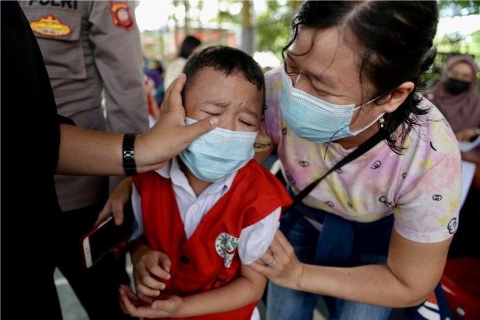MENANGIS: Seorang siswa SD Suster Pontianak menangis dan menolak untuk disuntik vaksin Covid-19. Namun setelah dibujuk petugas, ia pun bersedia disuntik vaksin. (ARIEF NUGROHO/PONTIANAK POST)