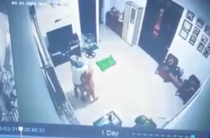 SEKAP KORBAN: Potongan rekaman aksi perampokan di Gang Amalia, Jalan Mulia, Kelurahan Sampit, Kecamatan Delta Pawan, Senin (21/3) malam. (IST)