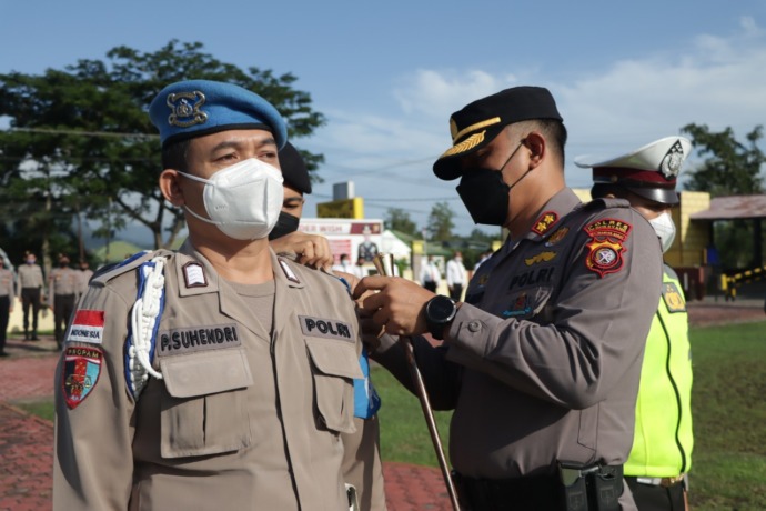 PENYEMATAN TANDA: Kapolres Bengkayang menyematkan tanda secara simbolis usai memimpin apel Operasi Keselamatan Kapuas 2022, Selasa (1/3). (ISTIMEWA)