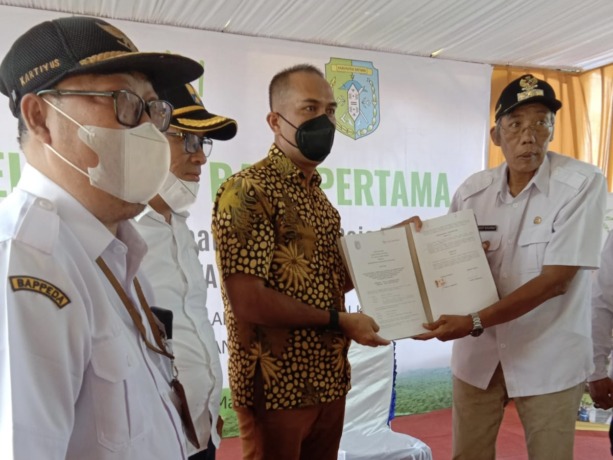 HPI Agro menyerahkan secara simbolis bantuan kepada Bupati Sintang Djarot Winarno. foto istimewa