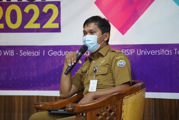 Kresna Kusumanegara dari Humas Pemkot Pontianak berbagi pengalaman di depan mahasiswa.