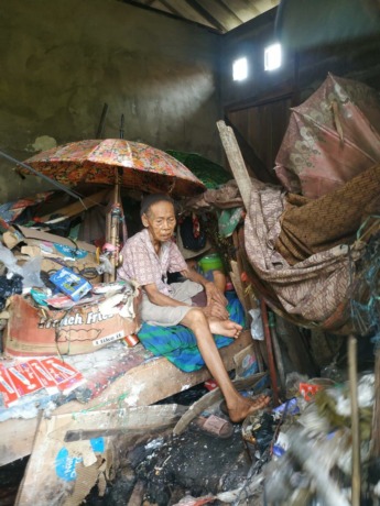 Ruminah, seorang lansia yang hidup sebatang kara mesti hidup di rumah penuh sampah. (IST)