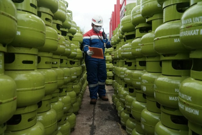 MISKIN: Petugas Pertamina sedang mengecek persediaan LPG 3Kg yang dikhususkan untuk masyarakat miskin. Ist