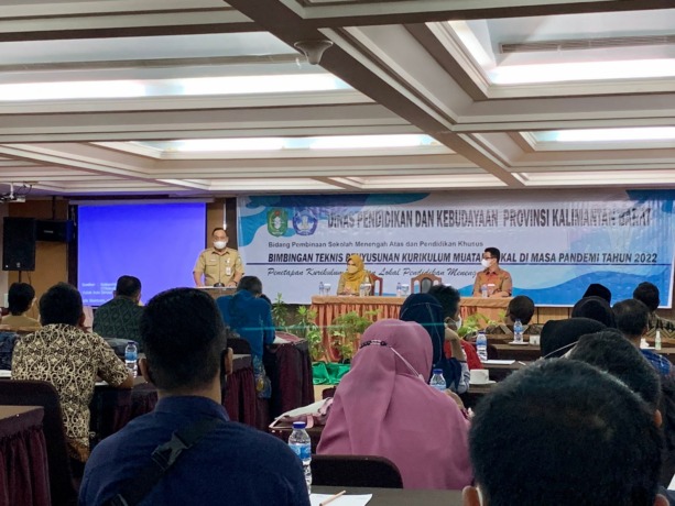 BUKA BIMTEK: Kepala Disdikbud Kalbar Sugeng Hariadi memberikan sambutaan saat pembukaan Bimtek penyusunan kurikulum Mulok di masa pandemi Provinsi Kalbar Tahun 2022, Senin (14/3). IDIL AQSA AKBARY/PONTIANAK POST