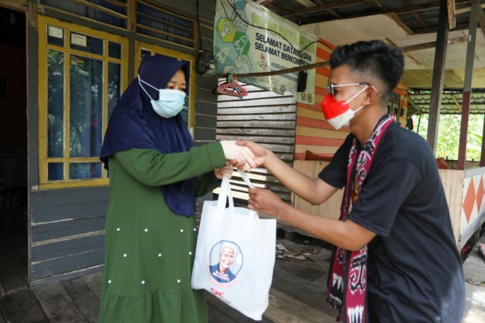 PEDULI: Tim Ganjar Milenial Kalbar, membagikan paket sembako kepada warga tidak mampu di Jalan Sepakat 2, Kecamatan Pontianak Tenggara, pada Minggu (20/3).