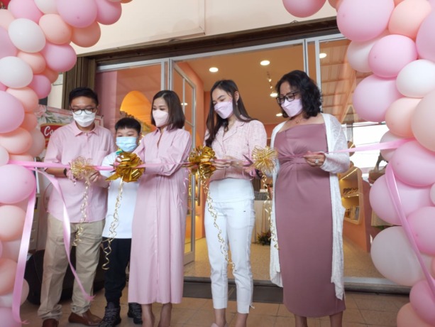 POTONG PITA : Prosesi pemotongan pita menjadi penanda dibukanya Jims Honey Official Store Cabang M Yamin, Minggu (20/3).