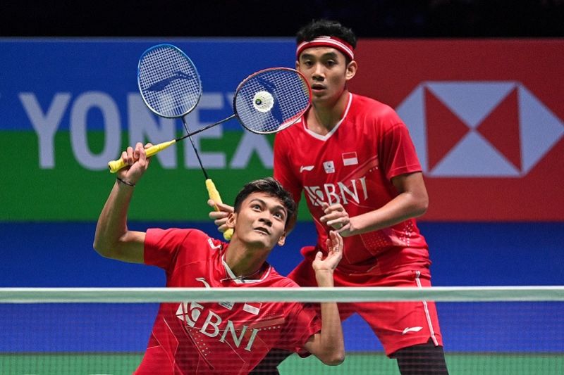 PERANG SAUDARA: Ganda putra Indonesia Bagas Maulana (kanan) dan Muhammad Shohibul Fikri berusaha mengembalikan kok dalam pertandingan semifinal All England 2022 melawan kompatriot mereka Kevin Sanjaya Sukamuljo/Marcus Fernaldi Gideon di Birmingham, Inggri