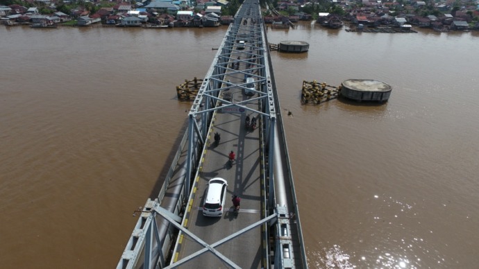 DUPLIKASI KAPUAS I: Untuk mengurai kemacetan pemerintah bakal segera membangun duplikasi Jembatan Kapuas I tahun ini. Namun, anggaran yang dialokasikan pemerintah pusat dinilai masih minim. (SHANDO SAFELA/ARIEF NUGROHO/PONTIANAK POST)