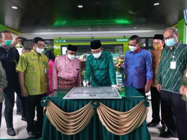 TANDATANGANI : Gubernur Kalbar Sutarmidji menandatangani batu prasasti sebagai tanda diresmikannya Fasad Gedung RSU Yarsi Pontianak, Jumat (18/3). SITI/PONTIANAKPOST