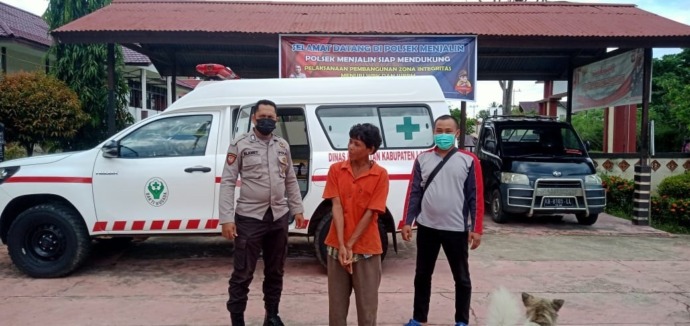 ISU: Personel Polsek Menjalin mengamankan seorang diduga ODGJ yang diisukan sebagai penculik, Rabu (9/3). (IST)