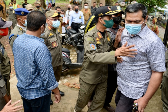 2.	NYARIS RICUH: Petugas Satuan Polisi Pamong Praja berusaha melerai perdebatan antara pemilik bangunan dengan Kasat Pol PP Provinsi Kalbar di sela-sela eksekusi bangunan di sekitar GOR Sultan Syarif Abdurahman (SSA) Pontianak. Proses eksekusi tersebut ny