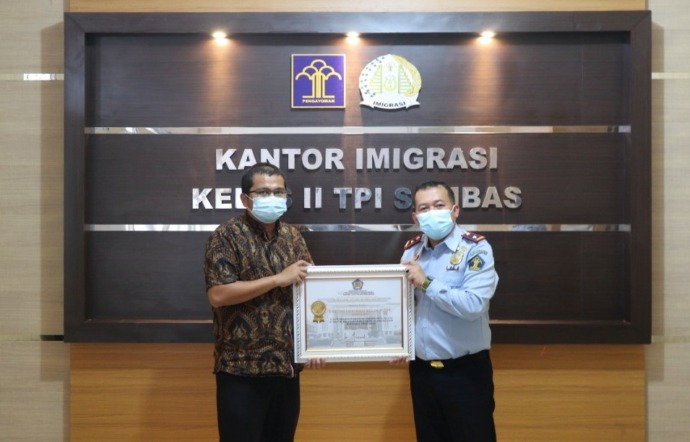 Imigrasi Sambas terima penghargaan sertifikasi BMN terbaik. (IST)