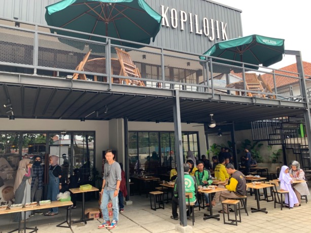 GRATIS : Warga tengah menikmati makan gratis di Kopilojik, Jalan Teuku Umar, Jumat (25/3) pagi. (IDIL AQSA AKBARY/PONTIANAK POST)