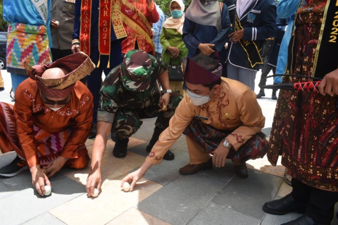 KULMINASI: Wakil Wali Kota Pontianak Bahasan ikut mendirikan telur pada peringatan kulminasi matahari di Tugu Khatulistiwa tahun lalu. (MIRZA/PONTIANAK POST)