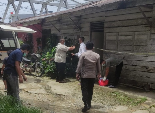 EVAKUASI MAYAT: Personel kepolisian dari Polsek Bengkayang, saat melakukan evakuasi mayat berjenis laki-laki, warga Kelurahan Bumi Emas. (SIGIT ADRIYANTO/PONTIANAK POST)