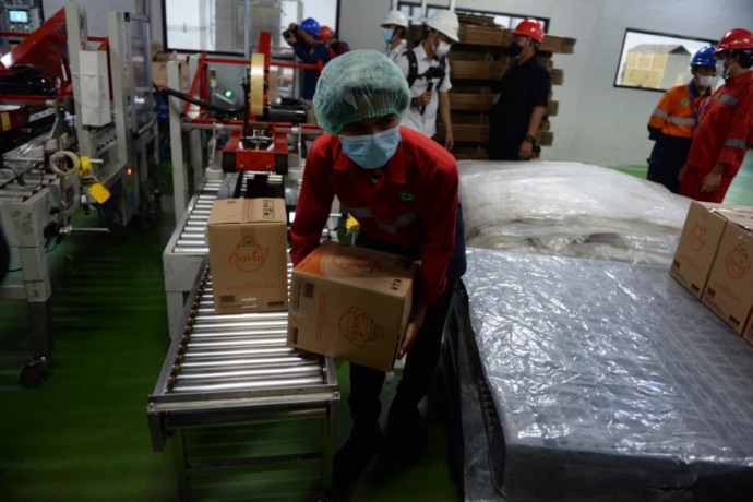 2.	Sejumlah karyawan PT. Wilmar Cahaya Indonesia Pontianak saat melakukan pengemasan minyak goreng sebelum didistribusikan.(ARIEF NUGROHO/PONTIANAK POST)