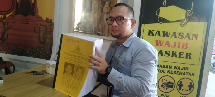 DOKUMEN TANAH: Salah satu tim kuasa hukum Habib Alwi Al-Muntahar dan Habib Salim Achmad, yakni Bayu Sukmadiansyah memperlihatkan dokumen perkara milik kedua kliennya. (Adong/Pontianak Post)