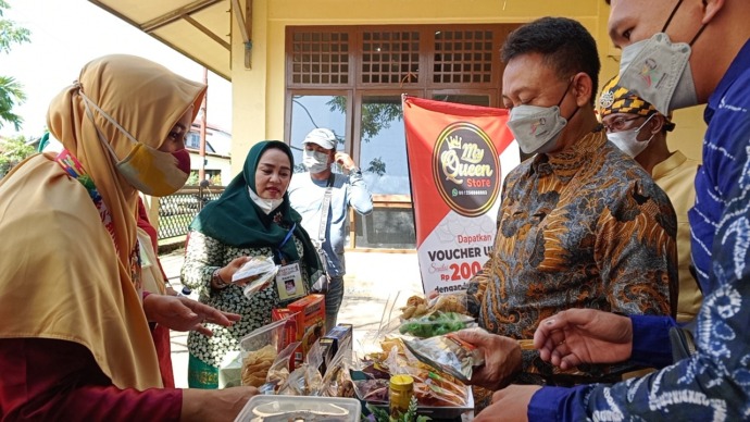 FESTIVAL UMKM : Wali Kota Pontianak, Edi Rusdi Kamtono melihat produk UMKM pada Festival UMKM yang digelar UMKM Karya Kapuas di Halaman Gedung Serbaguna Jalan Tanjung Raya II Pontianak Timur, Kamis (24/3). (Meidy Khadafi/Pontianak Post)