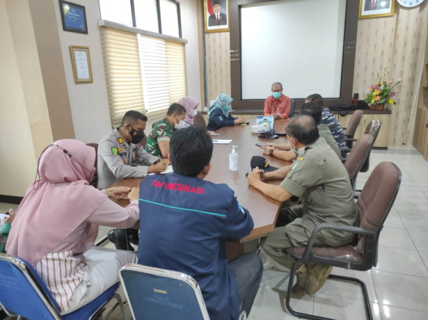 RAPAT KOORDINASI: Kepala Dinas Kesehatan Kalbar Hary Agung saat memimpin rapat koordinasi vaksinasi Covid-19 selama bulan Ramadan di Ruang Rapat Dinas Kesehatan, Jumat (8/4) sore. ISTIMEWA