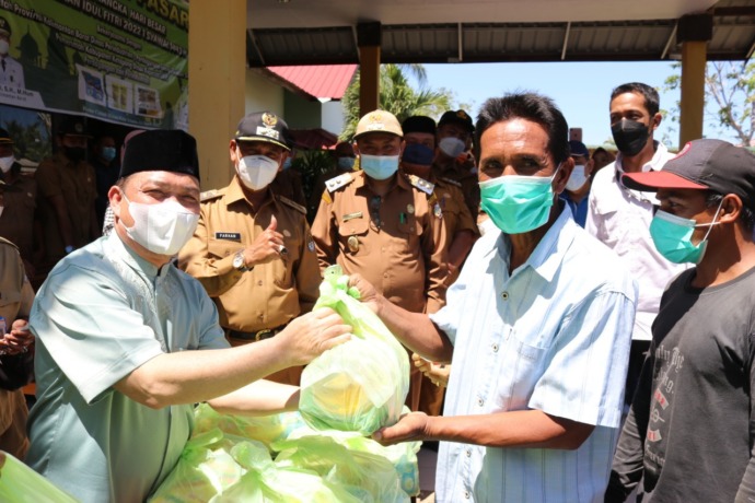 1000 PAKET: Wagub Ria Norsan membagikan paket sembako murah dalam kegiatan operasi pasar di Kecamatan Matan Hilir Utara (MHU)