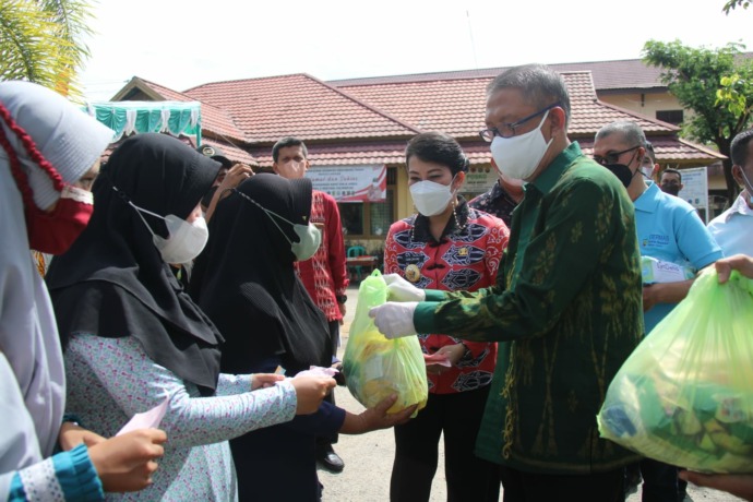 Gubernur Kalbar Sutarmidji membagikan 1000 paket sembako di Singkawang. foto Wanda Terry