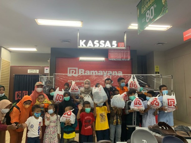 Founder Gerakan ASN Kalbar Peduli Rita Hastarita saat menemani anak-anak yatim piatu dan duafa berbelanja pakaian untuk lebaran di Mal Ramayana, Sabtu (16/4).