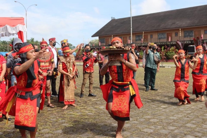Tarian penyambutan tanda dimulainya ritual naik dango ke-37 di Ngabang, Rabu (27/4). (IST)