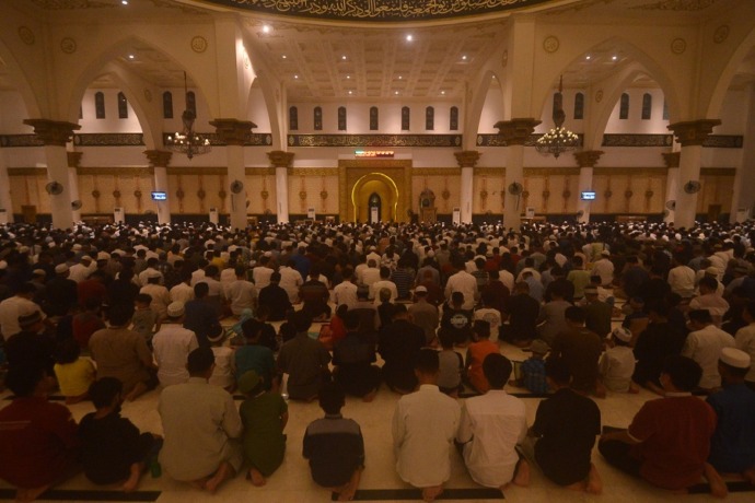 TARAWIH BERJEMAAH: Sejumlah masyarakat melaksanakan salat tarawih di Masjid Raya Mujahidin, Sabtu (2/4) malam. Salat tarawih berjemaah ini tetap menerapkan protokol kesehatan. Tampak Gubernur Sutarmidji, Sekda Kalbar Harisson, Wali Kota Pontianak Edi Rusd