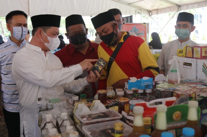 BAZAR RAMADAN: Wakil Gubernur Kalimantan Barat, Haji Ria Norsan dan didampingi Ketum Pengurus Yayasan Mujahidin, Syarif Kamaruzaman membuka Bazar Ramadan Mujahidin 1443 Hijriah di Halaman Masjid Raya Mujahidin Pontianak selama Ramadan 1443 H.