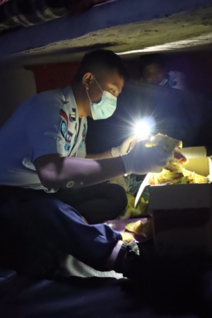 GELEDAH : Petugas saat menggeledah ruangan warga binaan saat razia pada Selasa malam di Rutan Sanggau. (SUGENG/PONTIANAK POST)