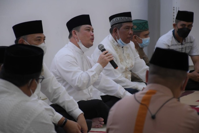 SILATURAHMI : Wakil Gubernur Kalimantan Barat (Kalbar) H. Ria Norsan pada silaturahmi ramadan bersama Pemerintah Kabupaten Kayong Utara, Senin (11/4), didampingai Bupati Citra Duani, dan Wakil Bupati Effendi Ahmad. (ist)