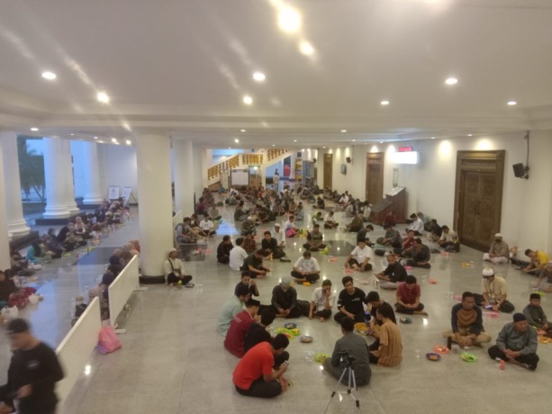 BUKBER: Ratusan jemaah berbuka puasa bersama di Masjid Raya Mujahidin. IST