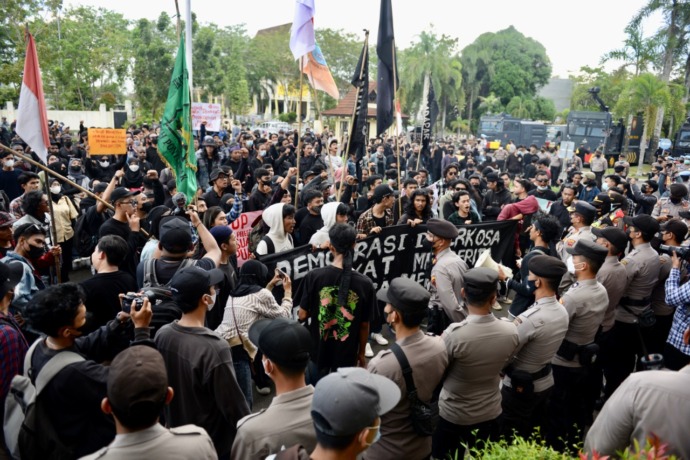 SEMPAT TEGANG: Aksi unjuk rasa yang digelar oleh sejumlah elemen mahasiswa dan masyarakat di depan Gedung DPRD Kalbar diwarnai pembakaran ban bekas di tengah jalan, Senin (11/4). Akibatnya arus lalu lintas terganggu. (ARIEF NUGROHO/PONTIANA POST)