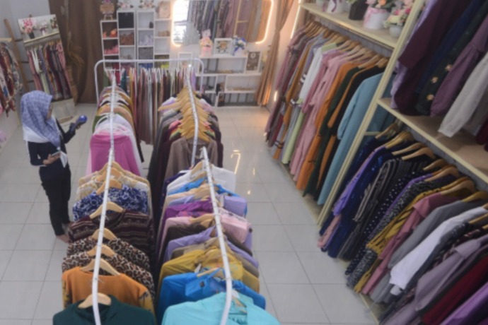 NONTUNAI: Seorang pemilik toko online di Pontianak tengah melayani transaksi notunai secara virtual.  Belakangan aktivitas belanja daring meningkat tajam, tak hanya di kalangan anak muda melainkan juga orang tua. (MEIDY KHADAFI/PONTIANAK POST)