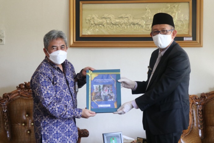 TERIMA BERKAS : Gubernur Sutarmidji saat menerima berkas LHP 2021 dari BPKP Kalbar, Selasa (5/4)