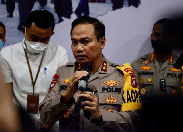 KAWAL BBM: Kapolda Kalbar Irjen Pol Suryanbodo Asmoro bersama PT. Pertamina Kalbar saat konfrensi pers usai rapat bersama Kapolri, Wakil Menteri BUMN dan Dirut Pertamina melalui Video Conference, Jumat (8/4) siang. (ARIEF NUGROHO/PONTIANAK POST)