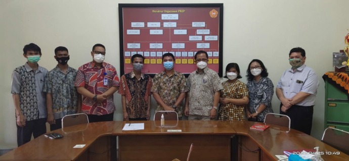 Ketua STKIP Melawi Septian Peterianus, SS, M.Hum beserta rombongan berfoto bersama usai penandatanganan MoU antara STKIP Melawi dengan FKIP Universitas Sanata Dharma Yogyakarta.