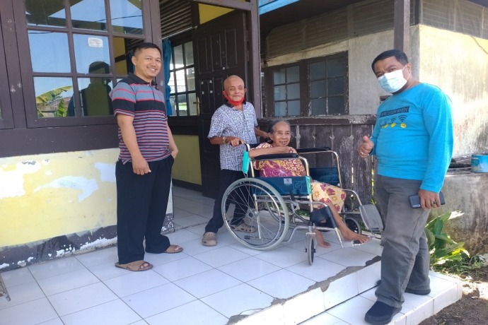 BERAKTIVITAS: Beberapa penghuni Panti Sosial Rehabilitasi Lanjut Usia Mulia Dharma Jalan Adi Sucipto, Desa Arang Limbung, Kecamatan Sungai Raya, Kabupaten Kubu Raya, saat melakoni aktivitasnya sehari-hari. HARYADI/PONTIANAK POST