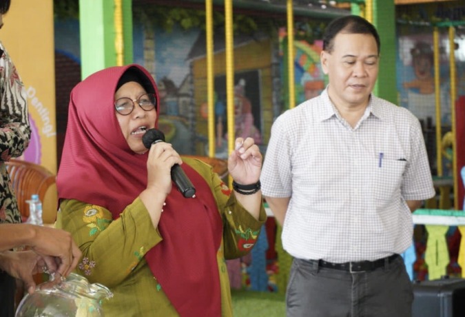 Kadis DP2KBP3A Multi Juto bersama Direktur BKKBN RI Eka Sulistia Ediningsih saat mensosialisasikan penanggulangan stunting di Pontianak. foto Firman Hernadi