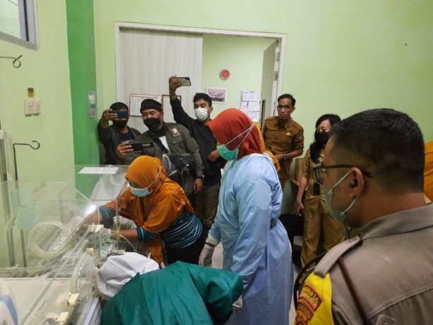 BAYI MALANG: Bidan Puskesmas Gang Sehat mengecek kondisi bayi yang dibuang orang tuanya di depan panti asuhan, kemaring. Bayi malang itu dirawat dalam inkubator untuk observasi. (Adong Eko/Pontianak Post)