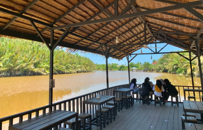 Suasana tenang dan nyaman di pinggir Sungai bisa dinikmati di Aming Coffee Mempawah. foto Shando Safela