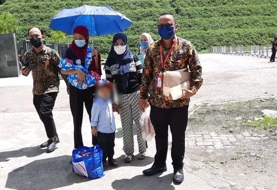 DIPULANGKAN. Bocah berusia satu bulan dan empat tahun bersama masing-masing ibunya dipulangkan pihak Malaysia ke Indonesia melalui PLBN Entikong. (ISTIMEWA)