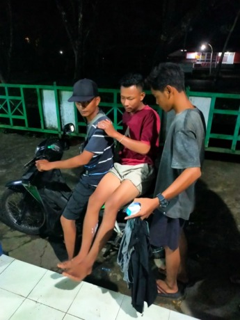 KORBAN: Salah satu korban kebakaran speedboat saat dibawa ke rumah sakit. IST